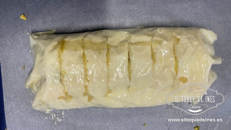 Cerramos enrollándolo sobre sí mismo, dejamos el cierre por debajo para que no se nos abra durante el horneado y los extremos los cerráis como si fuese un saquito, o hacia abajo .